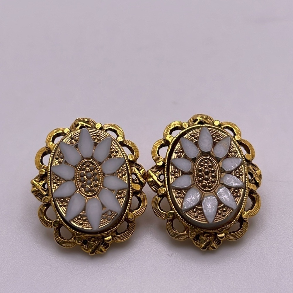 Vintage Inlay Milk Glass Gold Tone Sunflower Clip On Earrings